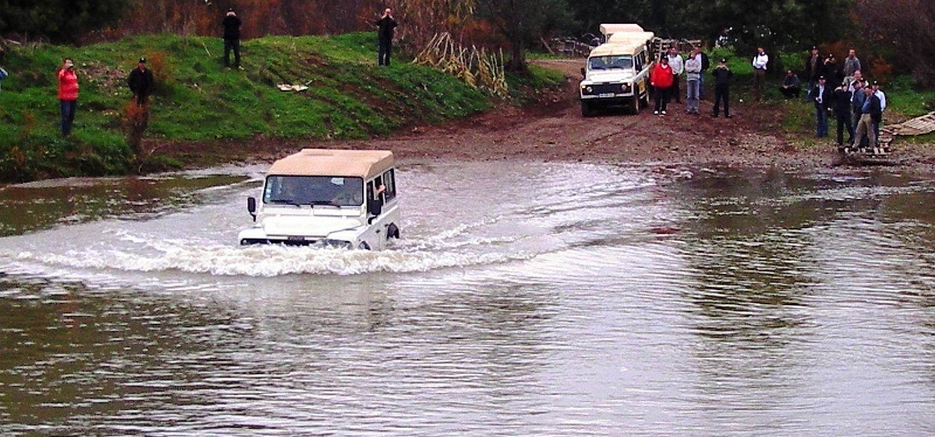 Jeeps Flussüberquerung (2)