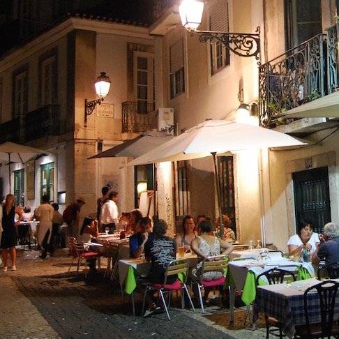 buiten eten in Lissabon